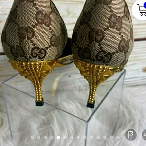 Gucci Gold D'orsay shoes. Size 9B.